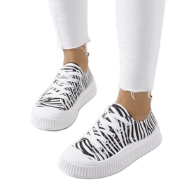 Sorte og hvide sneakers på Chovka platformen