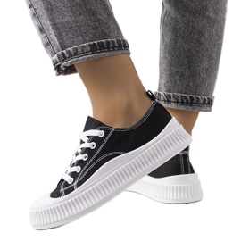 Sorte sneakers på Chovka platformen