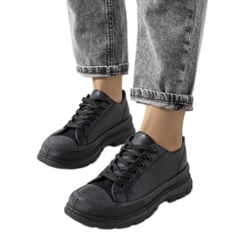 Sorte sneakers på en tyk Nurbik-sål