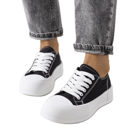 Sorte sneakers på Louisal platformen