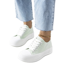 Grønne sneakers på Louisal platformen