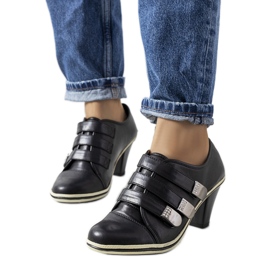 Sorte brogues på Payla-posten