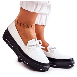 Vinceza Dame lakerede loafers på kile hvide frilly