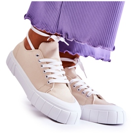 Beige sneakers til kvinder kommer på platformen
