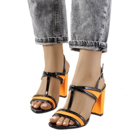 Orange sandaler på Puddy-stolpen sort