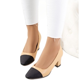 Beige pumps på Henrie-posten