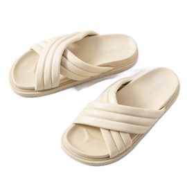 Beige hjemmesko på Daintree platformen