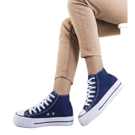 Marineblå sneakers på Korgay platformen