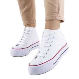 Hvide sneakers på Korgay platformen