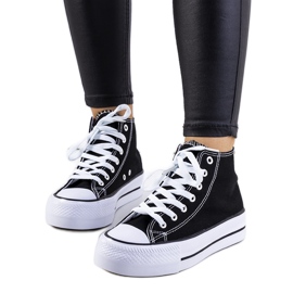Sorte sneakers på Korgay platformen