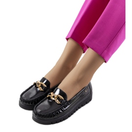 Sorte loafers på Travessa-platformen