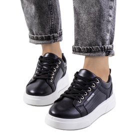 Sorte sneakers på en tyk Louisianasål