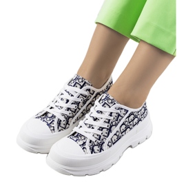 Hvide sneakers på Valida platformen