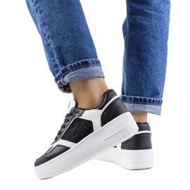 Sorte sneakers på Coronel platformen