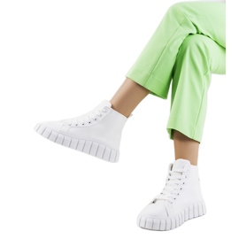 BM Hvide sneakers på Horizo-platformen
