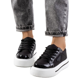 Sorte sneakers med en tyk Scrabster-sål
