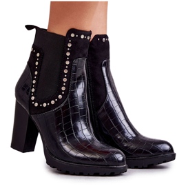 PG1 Sorte Wissey Snake Snake Støvler på en stolpe