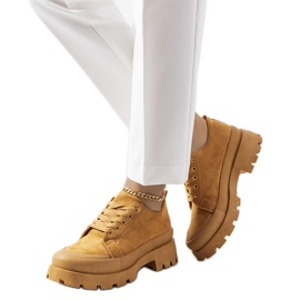 Brune sneakers på Dearth-platformen