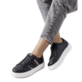 Sorte sneakers på Goldsmi platformen