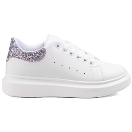 Hvide Shelovet damesneakers på en hvid platform