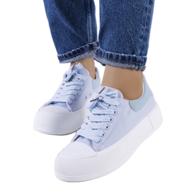 Blå sneakers på Kilkenny platformen