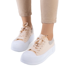 Beige sneakers på Kilkenny platformen