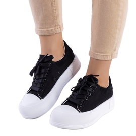 Sorte sneakers på Kilkenny platformen