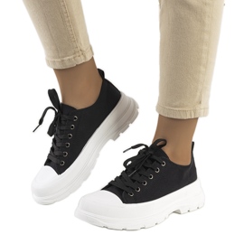 Sorte sneakers på en tyk Ardglass sål