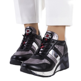 Sorte og metalliske sneakers på Ifruf-kilen sølv