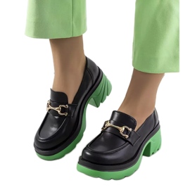 Sorte brogues på en grøn Korgal-sål