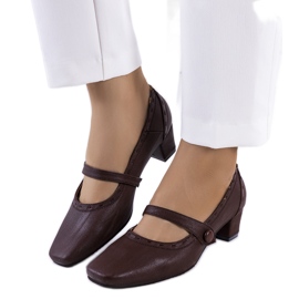 Brune pumps med en Cilka-rem