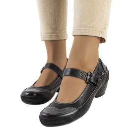 Sorte pumps fastgjort med en Via strop