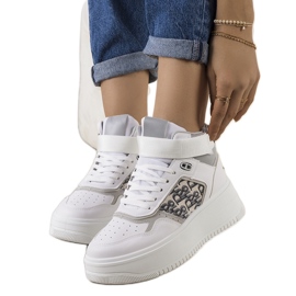 Grå sneakers fra Adolis ankel
