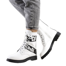 Hvide sneakers dekoreret med inskriptioner