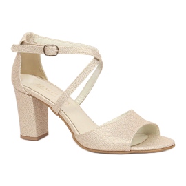 Dame gyldne sandaler på en post Azali 2941 beige gylden