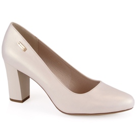 Beige perlepumps på en dekorativ stolpe fra Sergio Leone