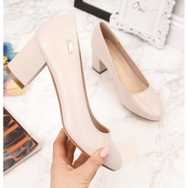 Perlebeige pumps på en dekorativ stolpe fra Sergio Leone