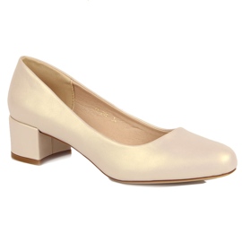 Beige pumps på en blok fra Sergio Leone