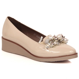Beige lakerede kilesko med perler Potocki SZ12031