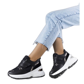 Sorte sneakers på en massiv Elsie-sål