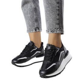 Sorte sneakers på Ada platformen