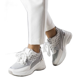 Grå sneakers dekoreret med Lora-monogrammet