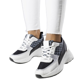 Sorte sneakers dekoreret med Lora-monogrammet