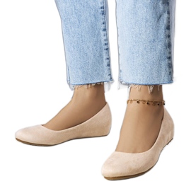 Beige ballerinaer med lav kile fra Sylvia