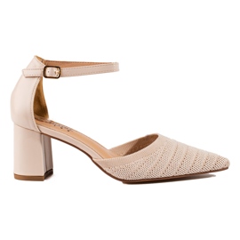 Shelovet kvinders pumps på en beige blok