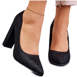 Skinnende pumps på sort hæl