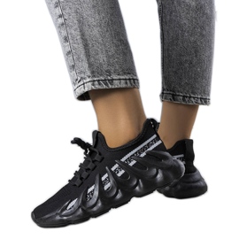 Sorte sneakers på en moderigtig Beth-sål