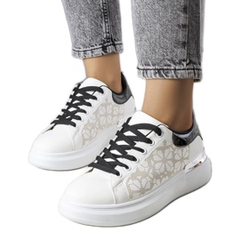 Sorte og hvide sneakers dekoreret med perforeringer fra Erin