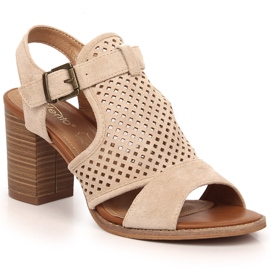 Sandaler i ruskind på en stolpe med en gennembrudt beige overdel eVento 3581