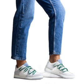 Grå sneakers med grønne snørebånd fra Aucoin hvid